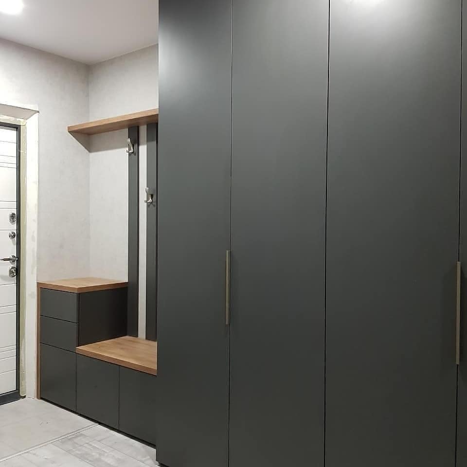 светло серый шкаф в коридор